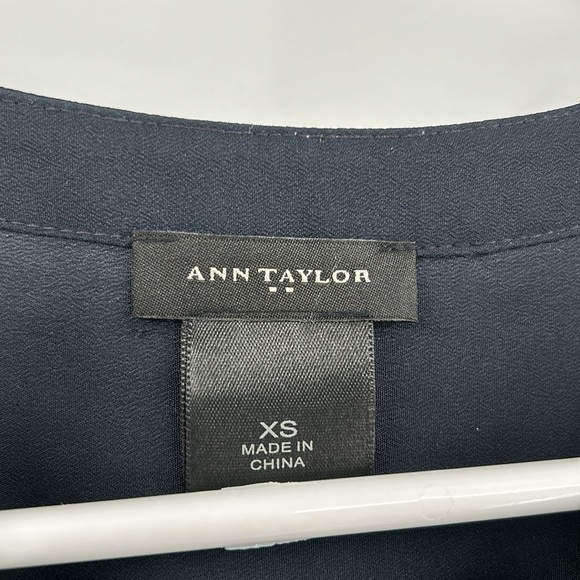 Ann Taylor Beaded Blouse Women's‎ XS Navy Blue Jeweled Snowflake Career Classic - Picture 2 of 4